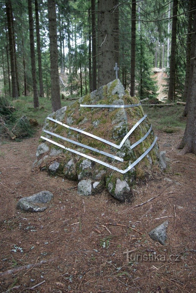 Monumento alle vittime della tragedia al Broken Reservoir (Albrechtice nelle montagne di Jizera)