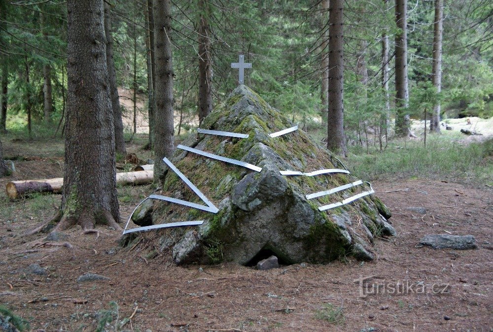 Monumento alle vittime della tragedia al Broken Reservoir (Albrechtice nelle montagne di Jizera)