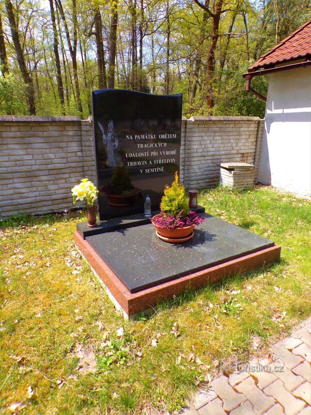 Monument aux victimes d'événements tragiques dans la production d'explosifs et de munitions à Semtín (Hrád