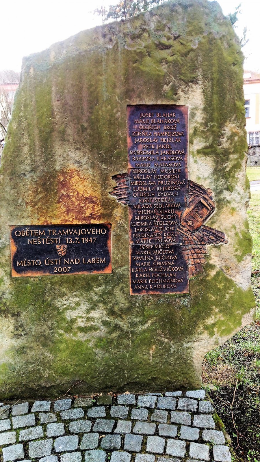 Raitiovaunuonnettomuuden uhrien muistomerkki Ústí nad Labemissa.
