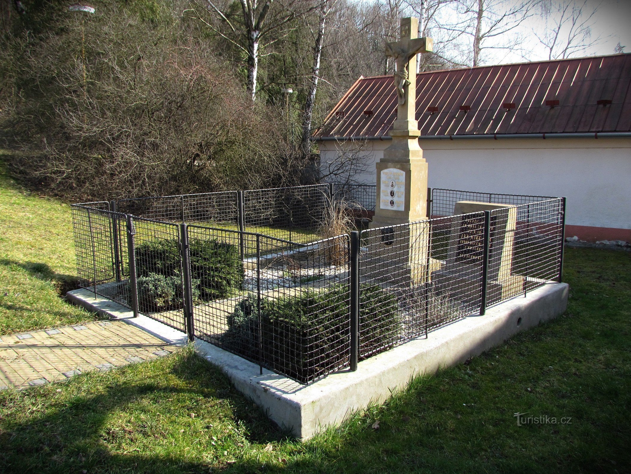 pomník obětem v dolní části Karlovic