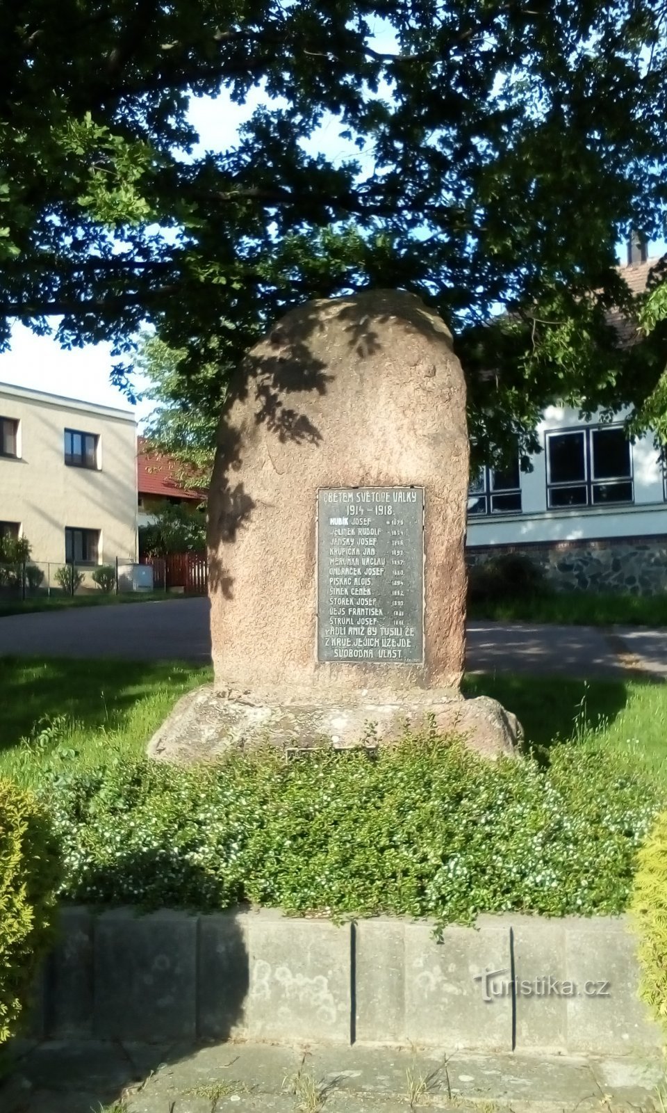 Monument voor de slachtoffers van de oorlogen in Bezděkov