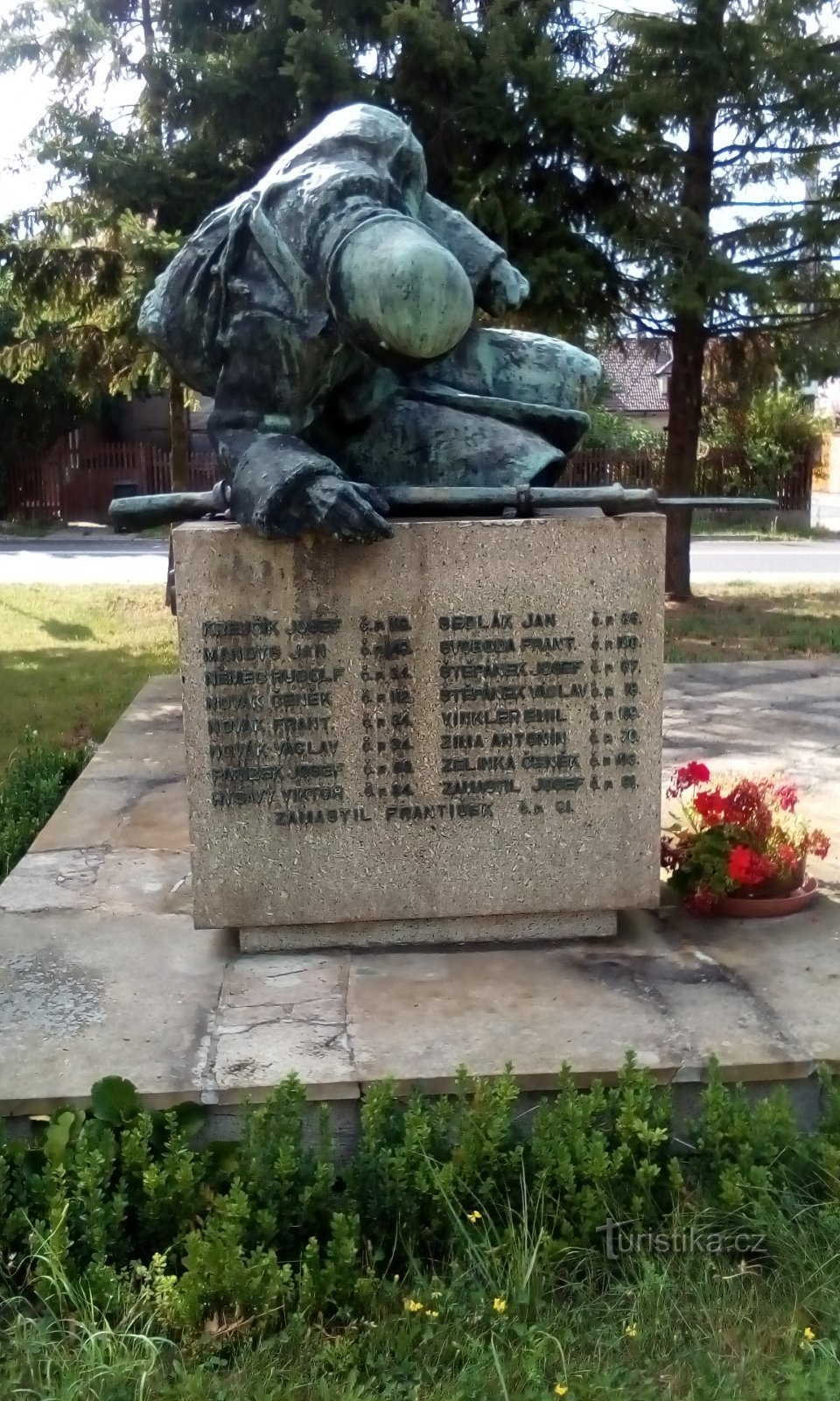 Pomnik ofiar wojen w Ostřešany