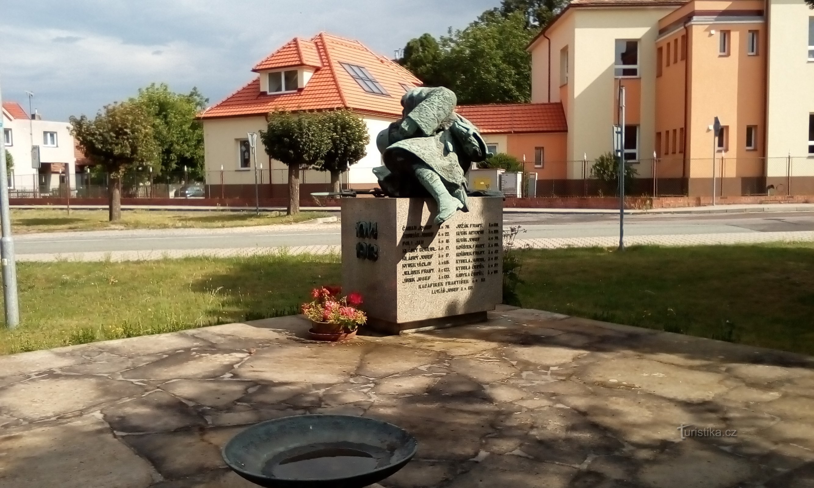 A háborúk áldozatainak emlékműve Ostřešanyban