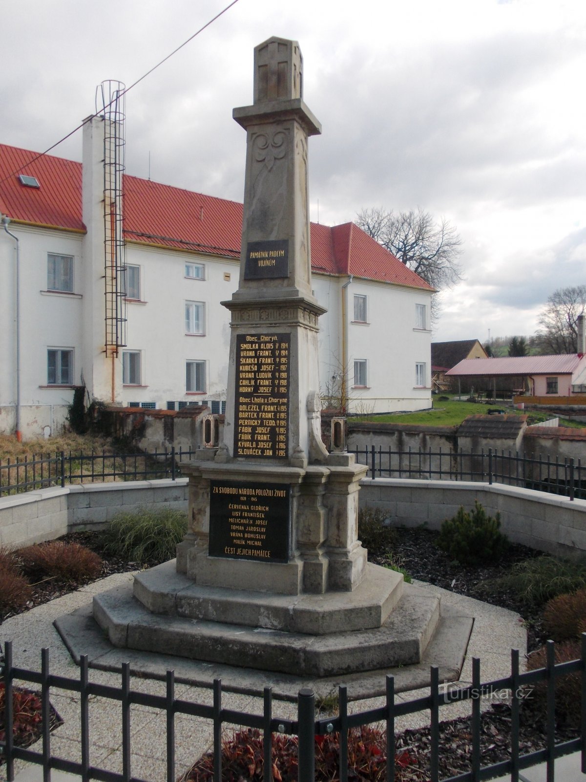 un monumento a las víctimas de las dos guerras mundiales