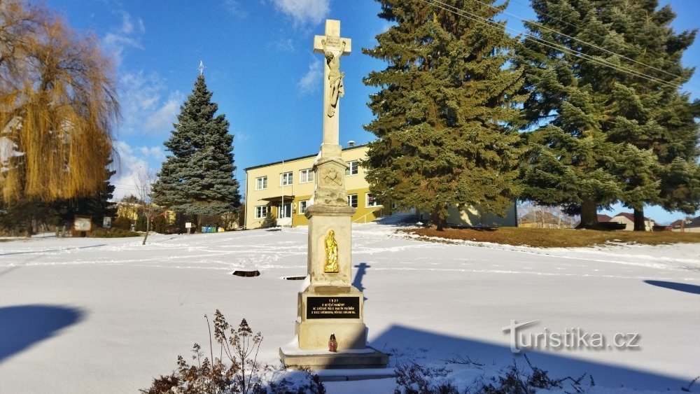 het monument voor de slachtoffers van de Eerste Wereldoorlog, op de achtergrond het OU-gebouw