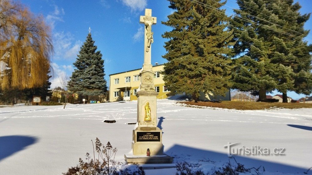 памятник жертвам Первой мировой войны, на заднем плане здание ОУ