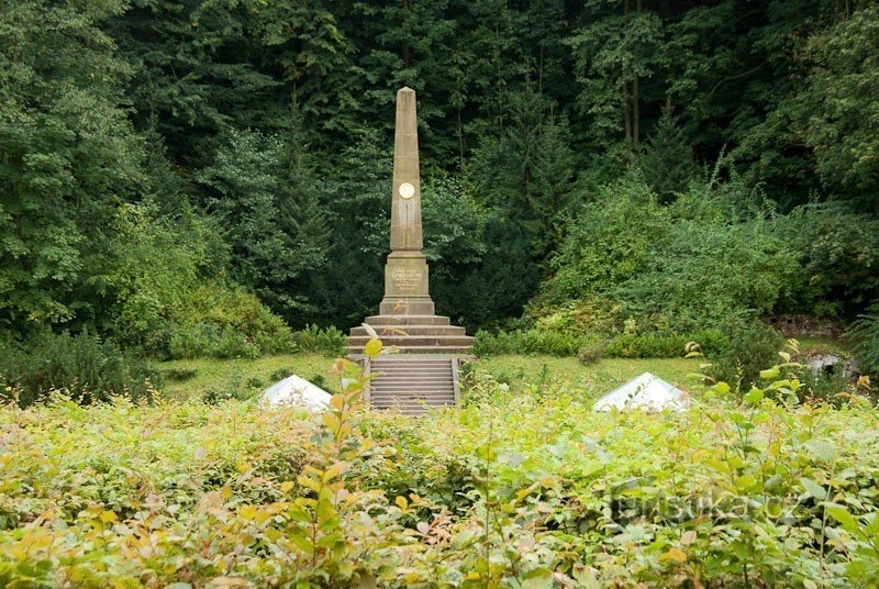 Labyrinth monument