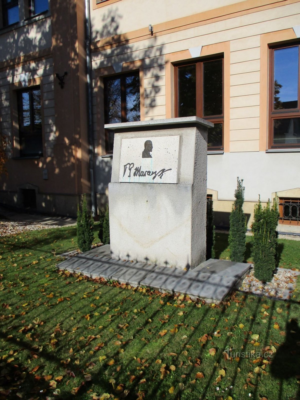 Vapautusmuistomerkki peruskoulun edessä Úprková-kadulla (Hradec Králové, 28.10.2020. lokakuuta XNUMX)