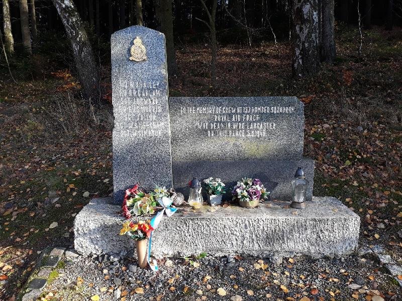 pomník padlé posádce britského bombardéru