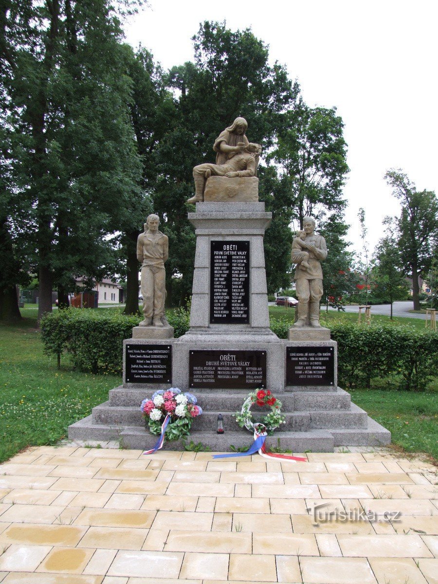 Zruč nad Sázavou にある戦没者の記念碑