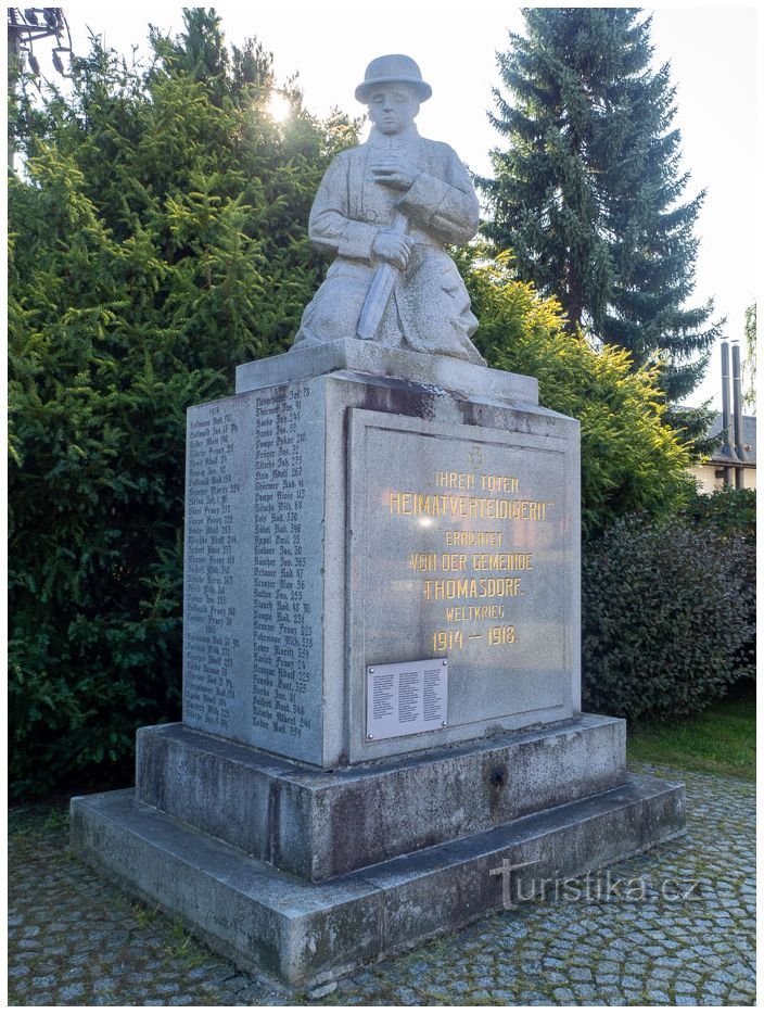 Az elesettek emlékműve Domašovban