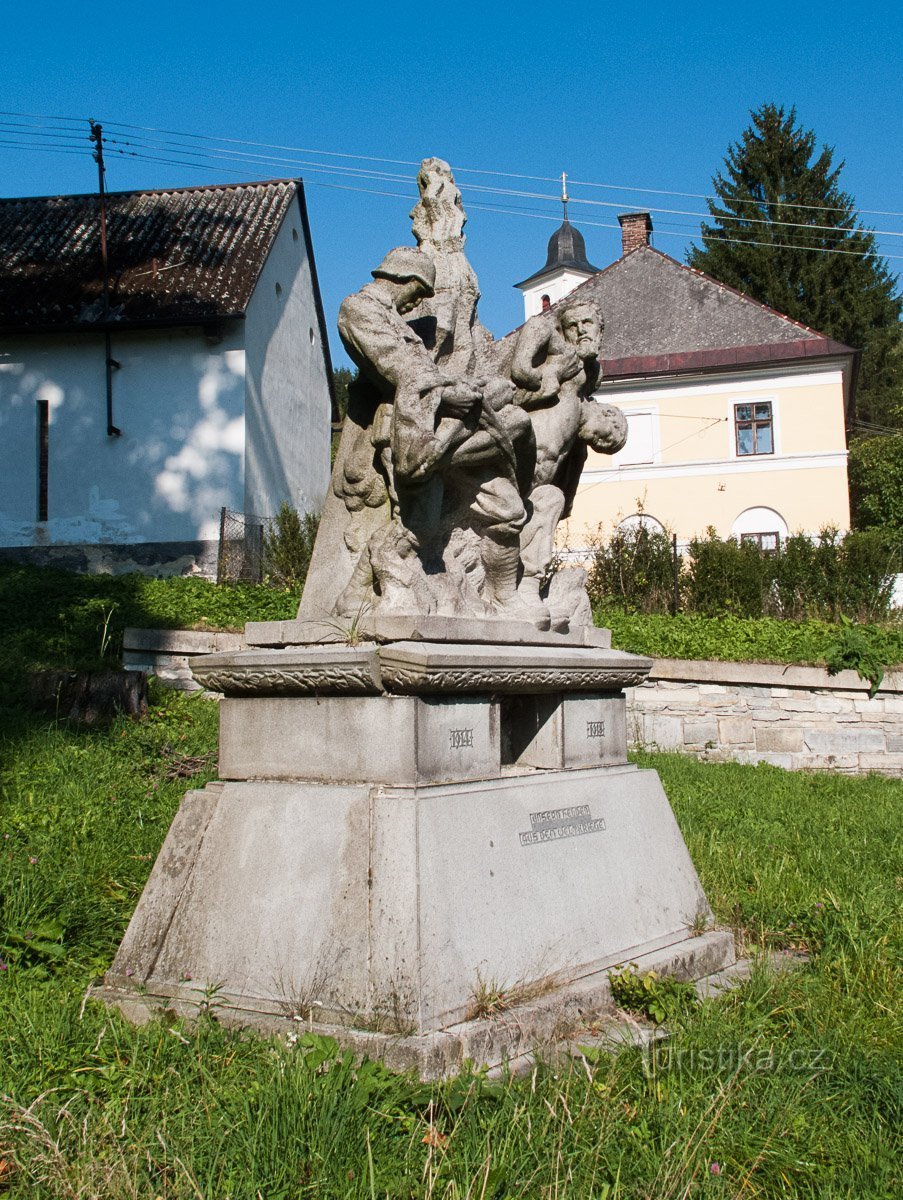 Pomník padlých v Hanušovicích