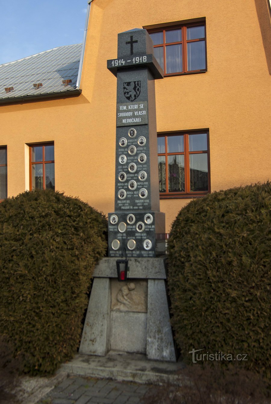 Monumento aos caídos em Mezice