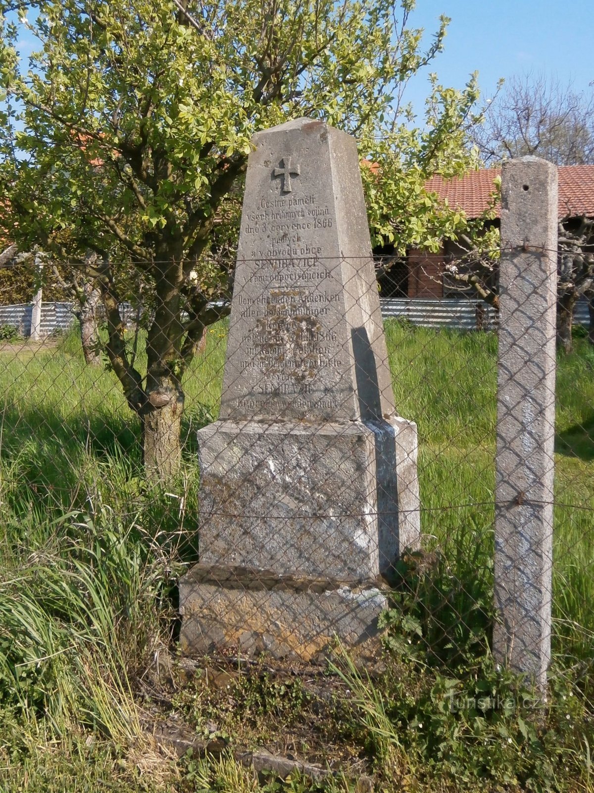 Pomník padlých vojínů v prusko-rakouské válce roku 1866 (Sendražice, 1.5.2017)