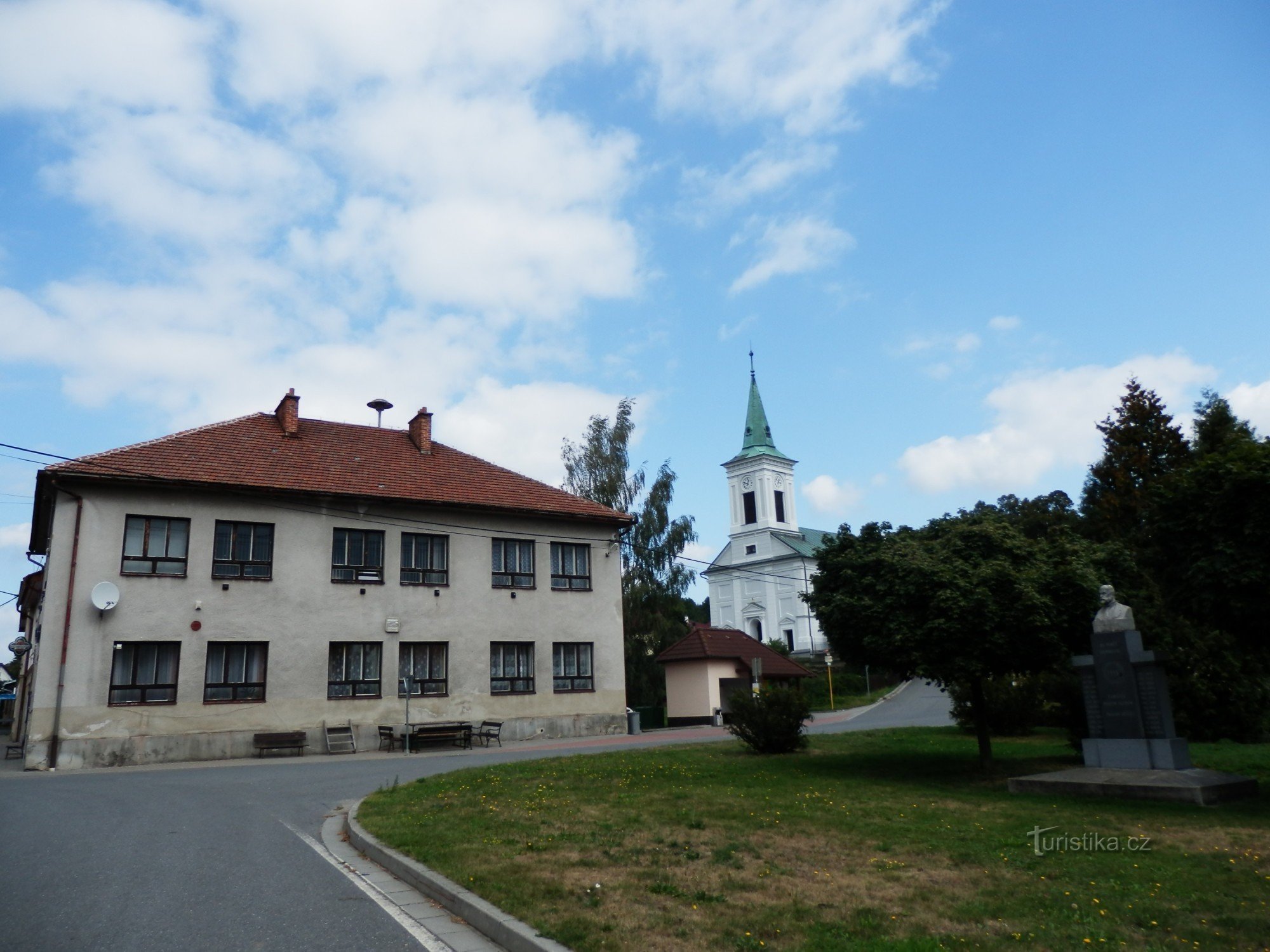 Spomenik padlim iz prve svetovne vojne v Rovečnem