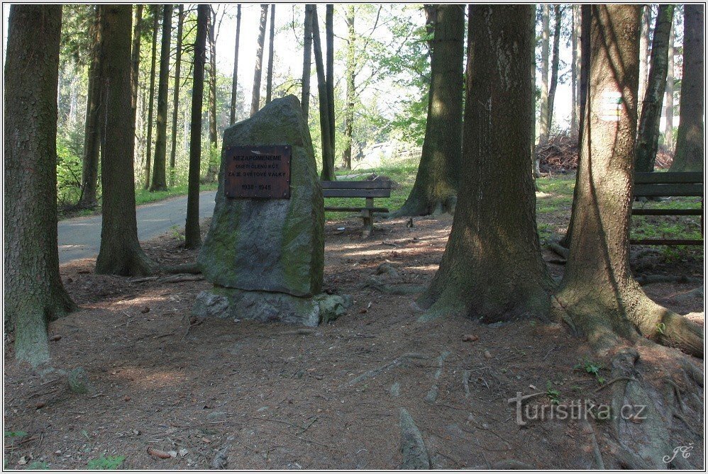 Monument for faldne medlemmer af KČT i Anden Verdenskrig. cylindre