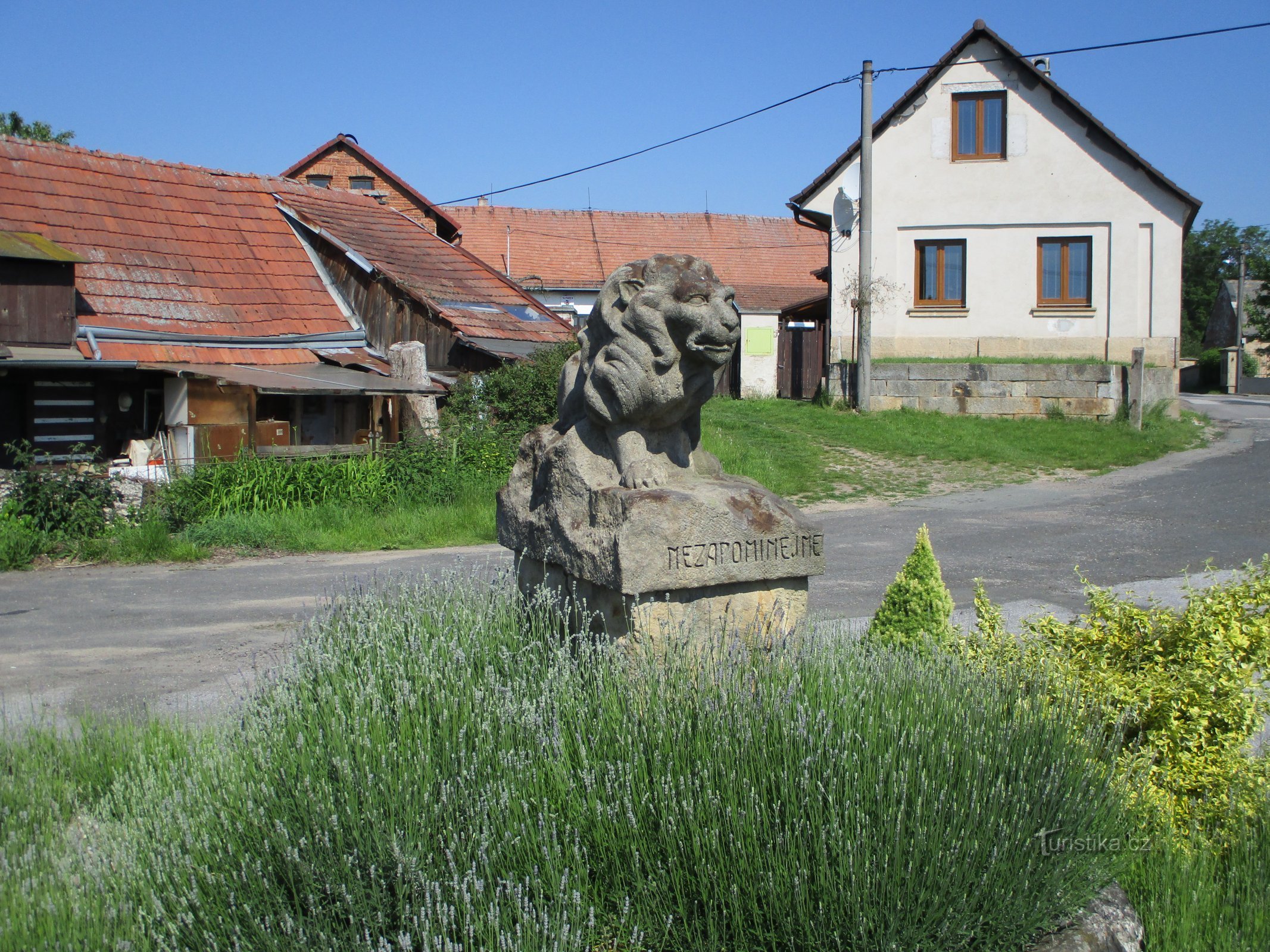 Pomník padlým (Dolní Černůtky, 4.6.2019)