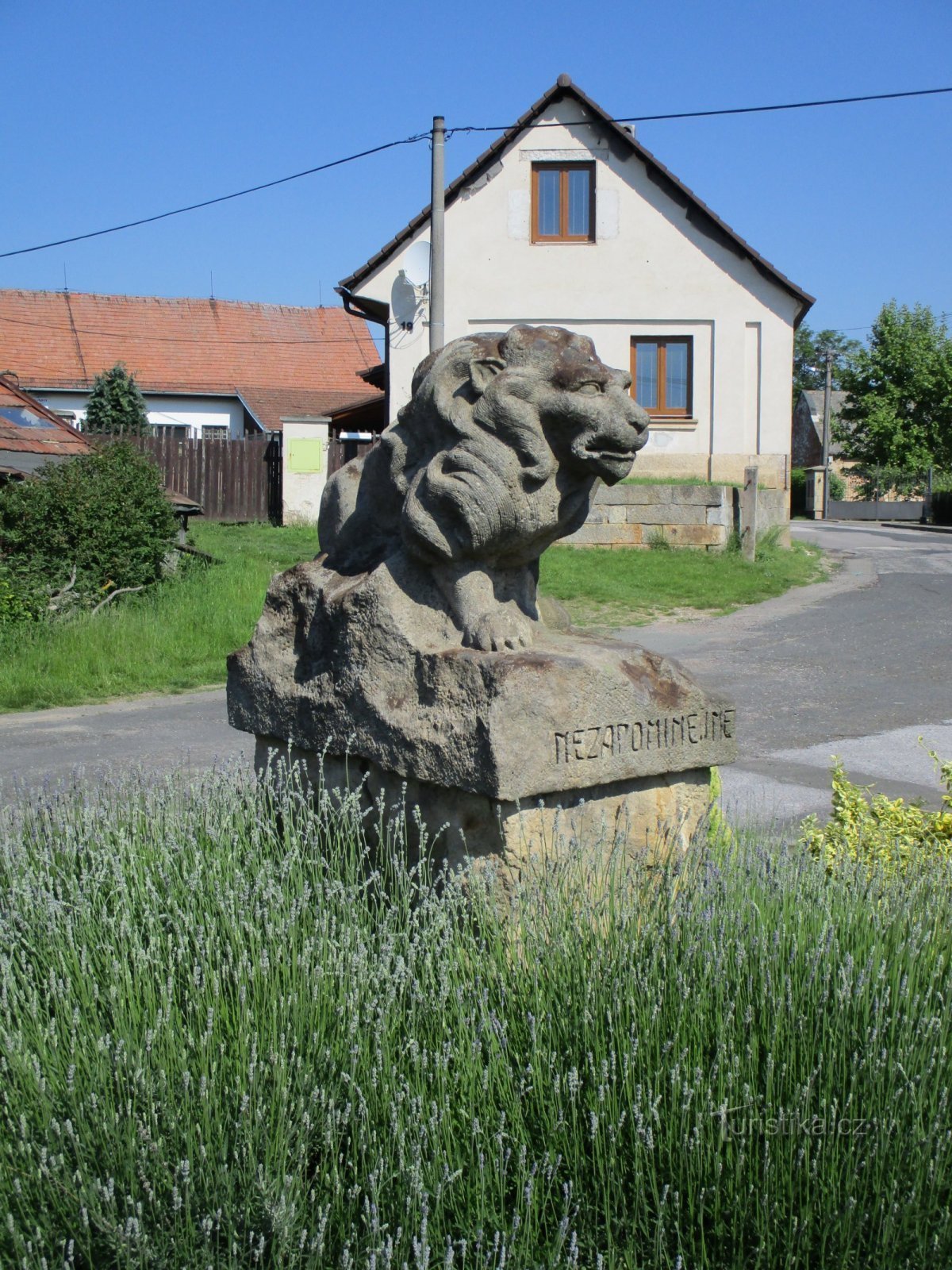Monumento ai caduti (Dolní Černůtky, 4.6.2019 giugno XNUMX)
