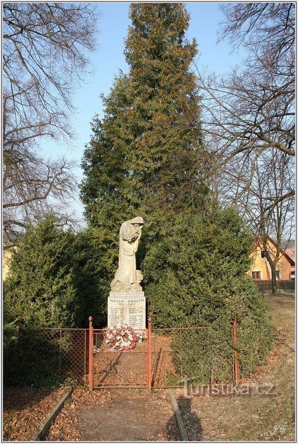 Denkmal für die Gefallenen im Dorf Rabštejnská Lhoty