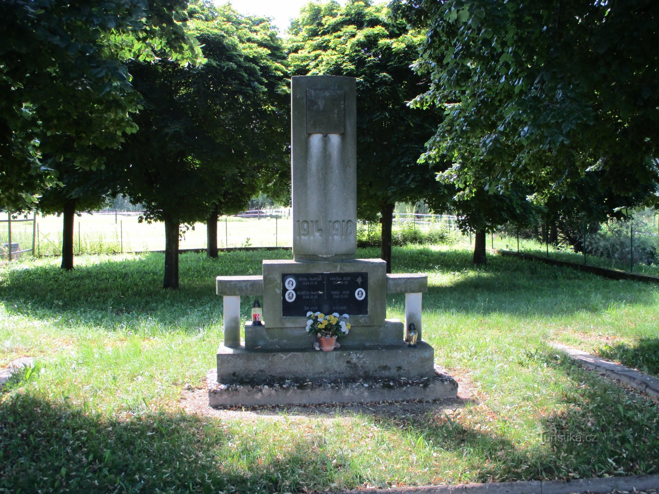 Monumento aos caídos (Nerošov, 14.7.2020)