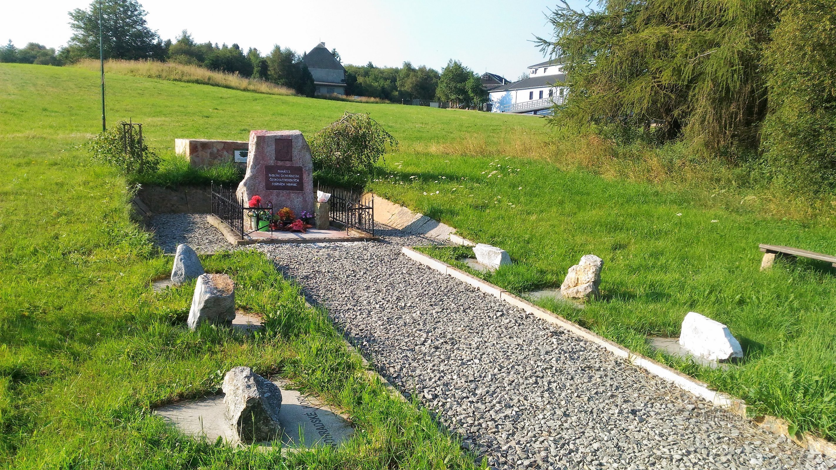 Памятник павшим защитникам чехословацкой границы.