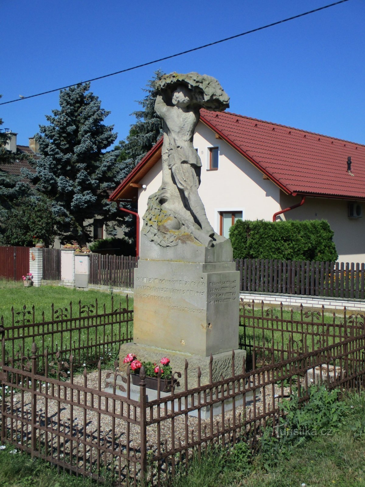 Kaatuneiden muistomerkki (Podoliby, 29.6.2019)