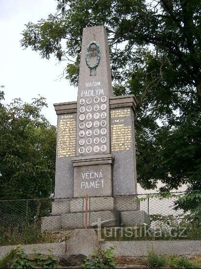 Μνημείο για τους πεσόντες: μνημείο για τα θύματα του πολέμου - στην εκκλησία στο Svojšice