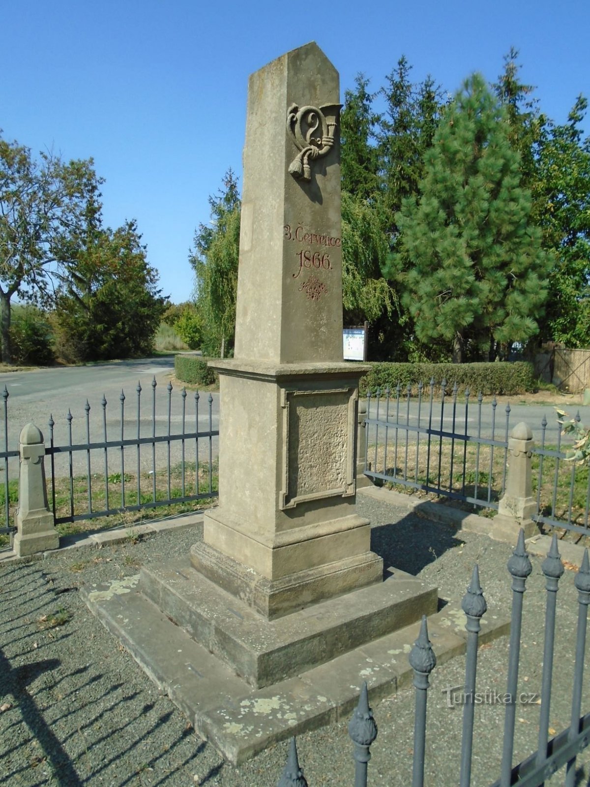 Monument aux membres tombés du 2e bataillon de chasseurs sur le terrain (Hořiněves, 27.8.2018/XNUMX/XNUMX)