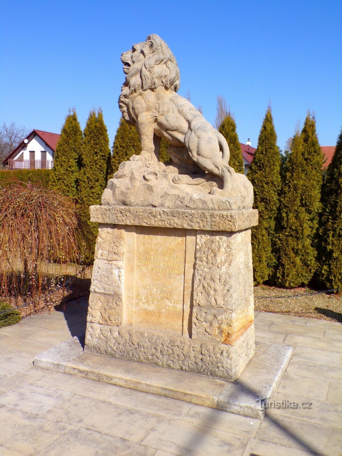 Pomník padlým (Rožnov, 20.3.2022)