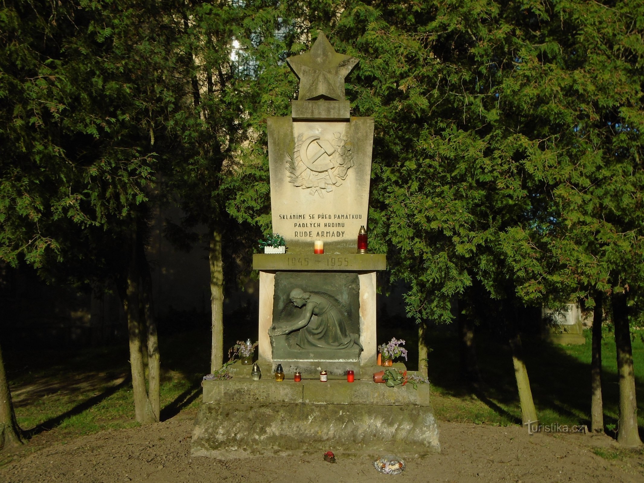 Puna-armeijan kaatuneiden sotilaiden muistomerkki Kuklenyssa (Hradec Králové)