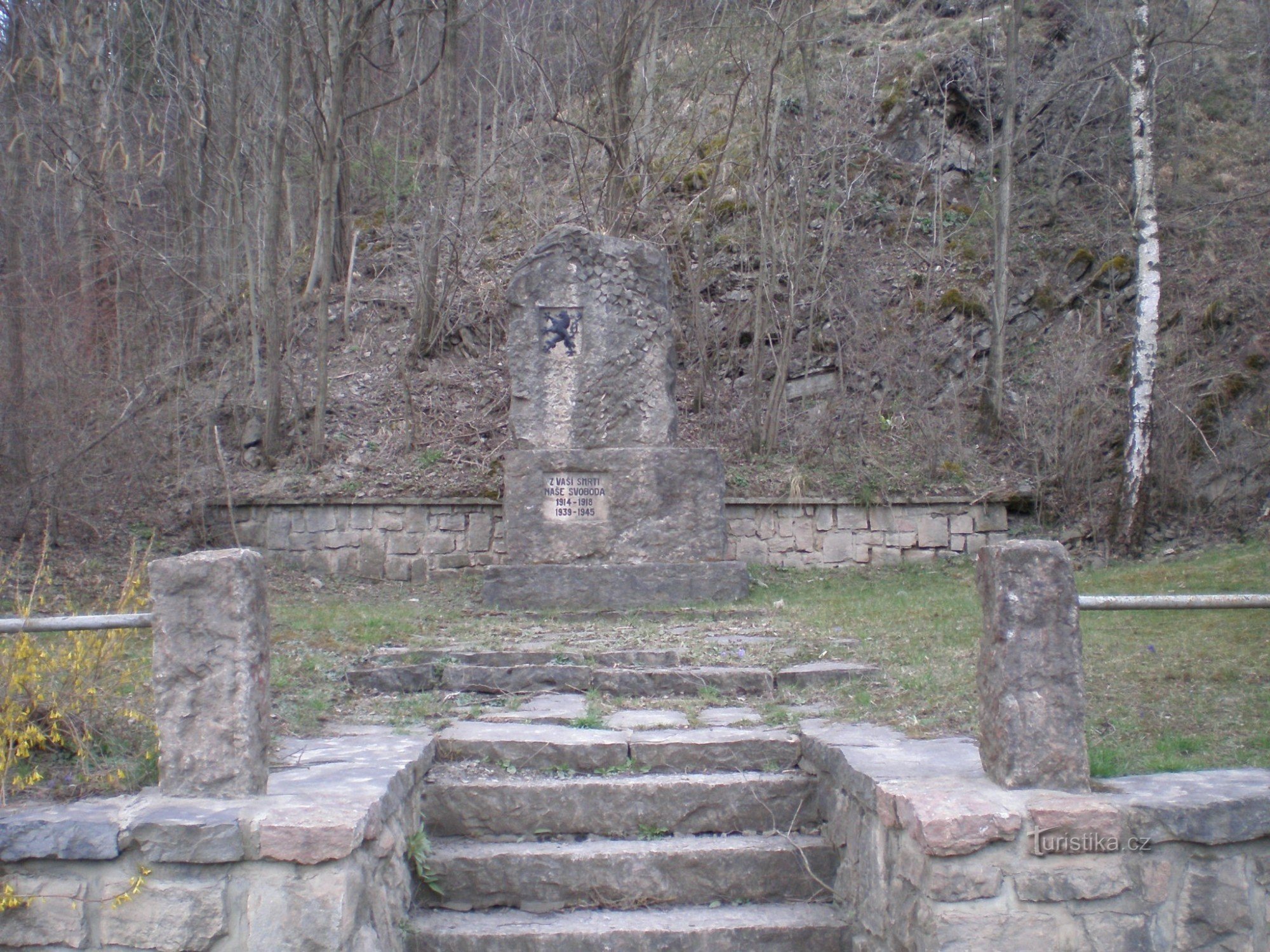 Monumento ai caduti alla fermata di Lomy