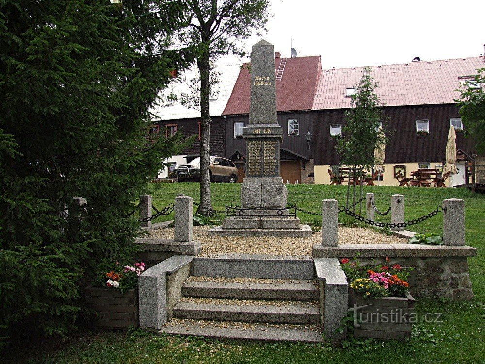 Памятник павшим в 1 ст. Война с божьим даром