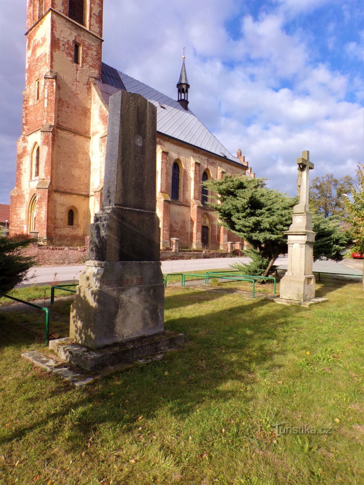 Denkmal für die Gefallenen des Ersten Weltkriegs und ein Kreuz (Suchá, 1)