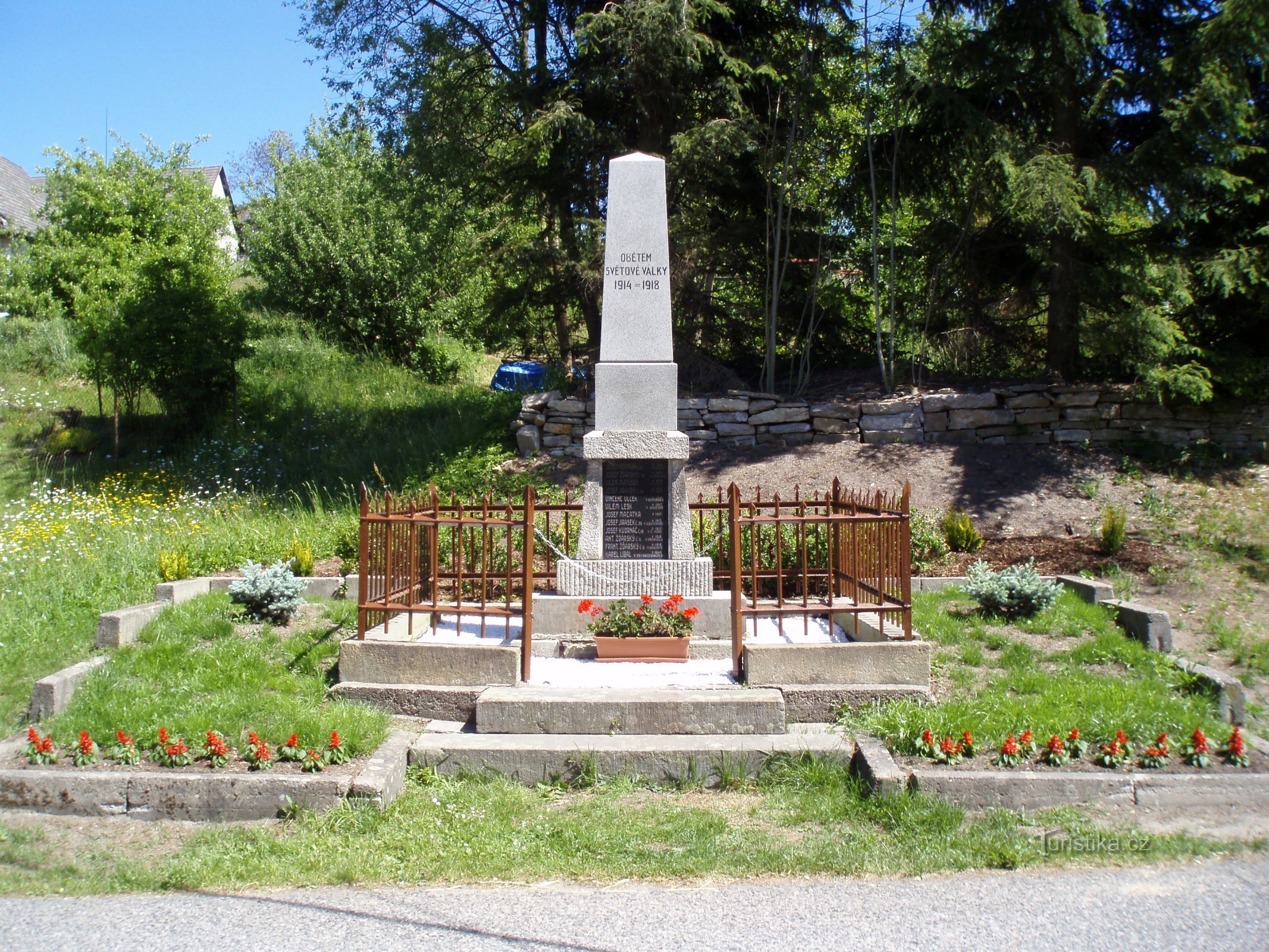 第一次世界大戦で亡くなった人々の記念碑 (Brzice)