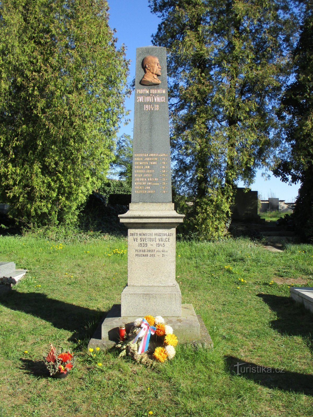 墓地の第一次世界大戦で亡くなった人々の記念碑 (Jezbiny, 1/22.4.2020/XNUMX)
