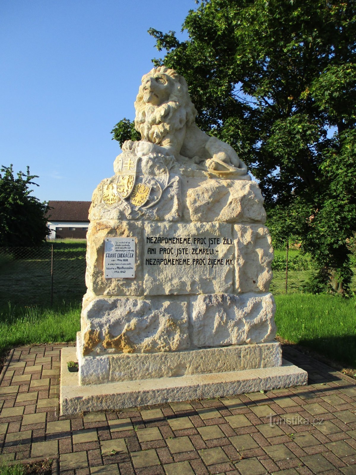 Il monumento ai caduti della prima guerra mondiale dopo il suo restauro (Sedlice)