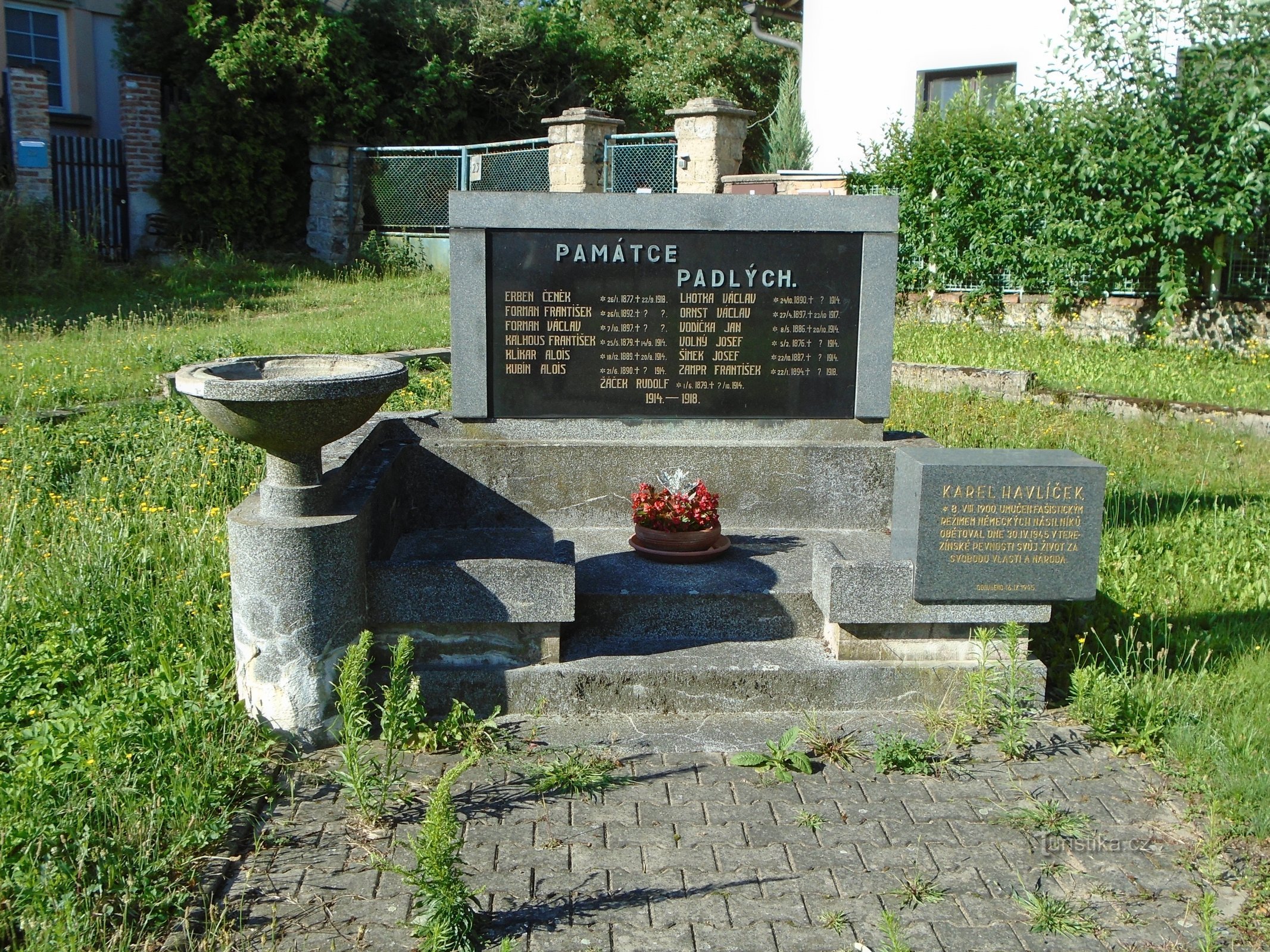Monumento ai caduti della prima guerra mondiale prima della sua riparazione (Syrovátka)