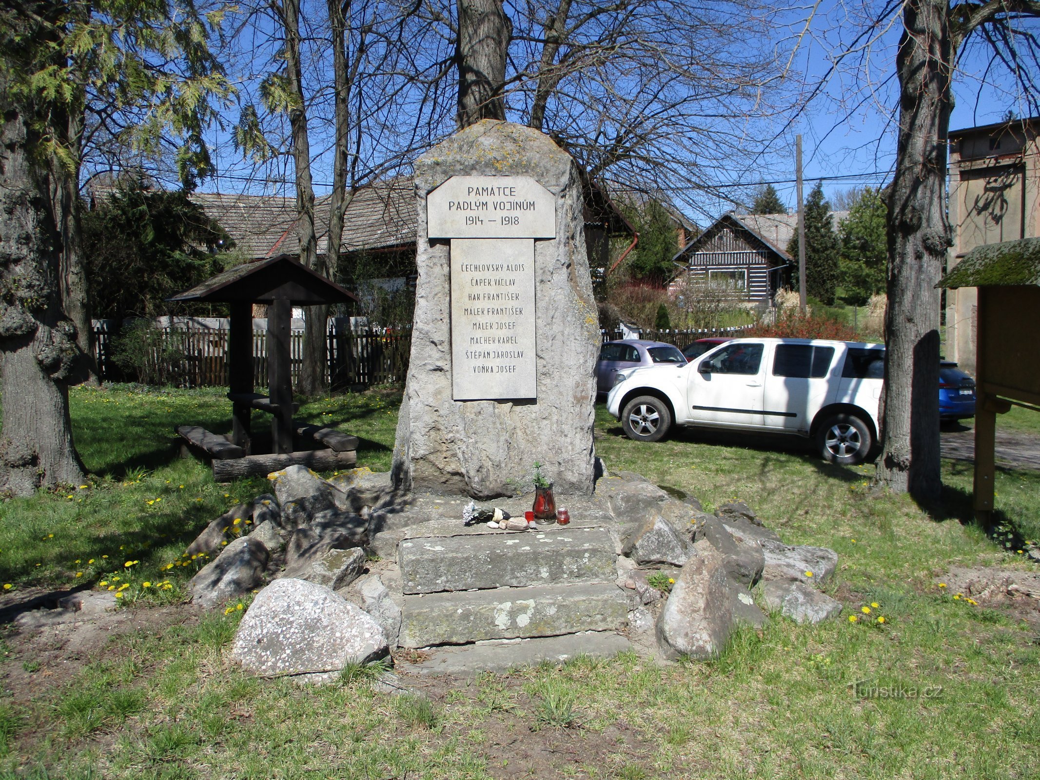 Monumento aos que morreram na Primeira Guerra Mundial (Sedlec, 1/20.4.2020/XNUMX)