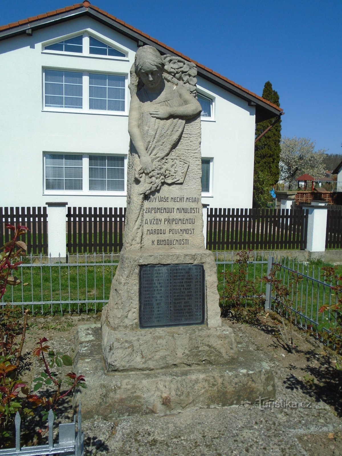 Monument voor degenen die zijn omgekomen in de Eerste Wereldoorlog in de buurt van de school (Vysoká nad Labem)