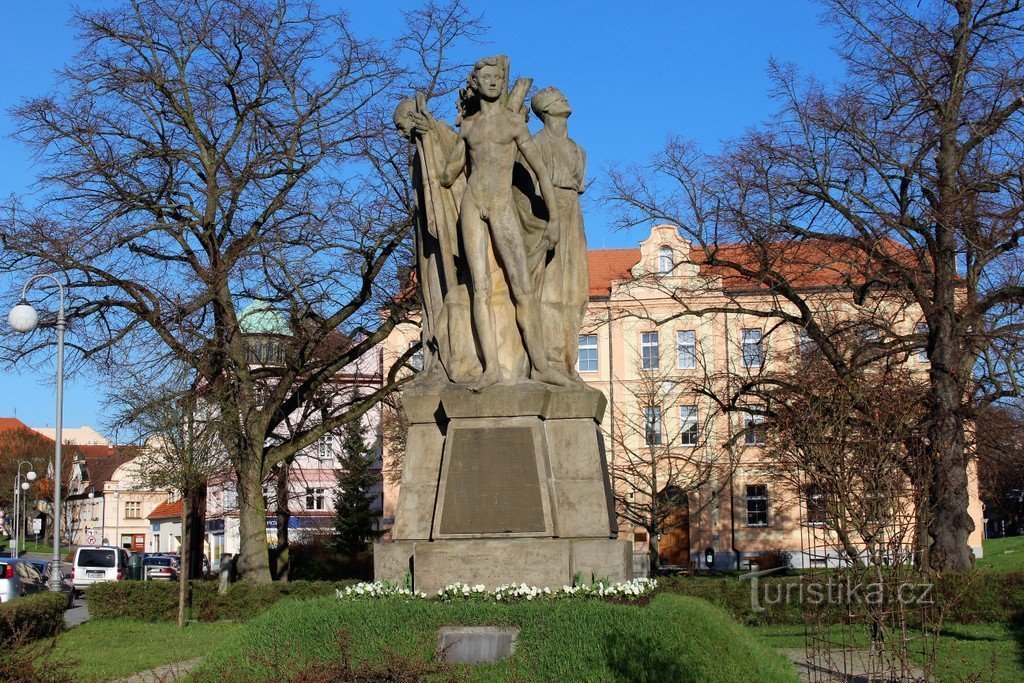 Monumentul celor care au murit în Primul Război Mondial în fundal Muzeul Jindřich Jindřich