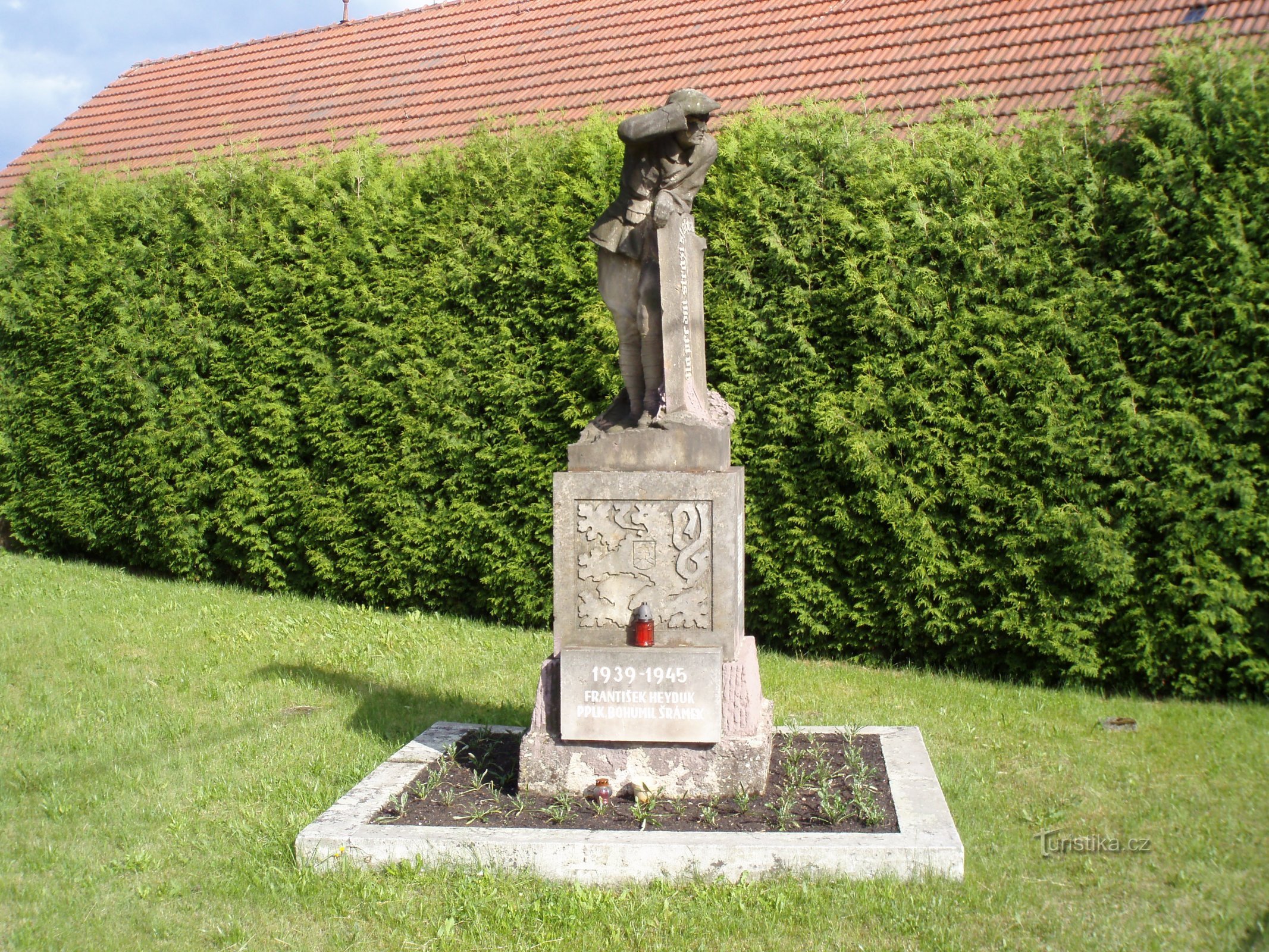 Ensimmäisessä maailmansodassa kuolleiden muistomerkki Svinaryssa (Hradec Králové, 1. kesäkuuta 4.6.2009)