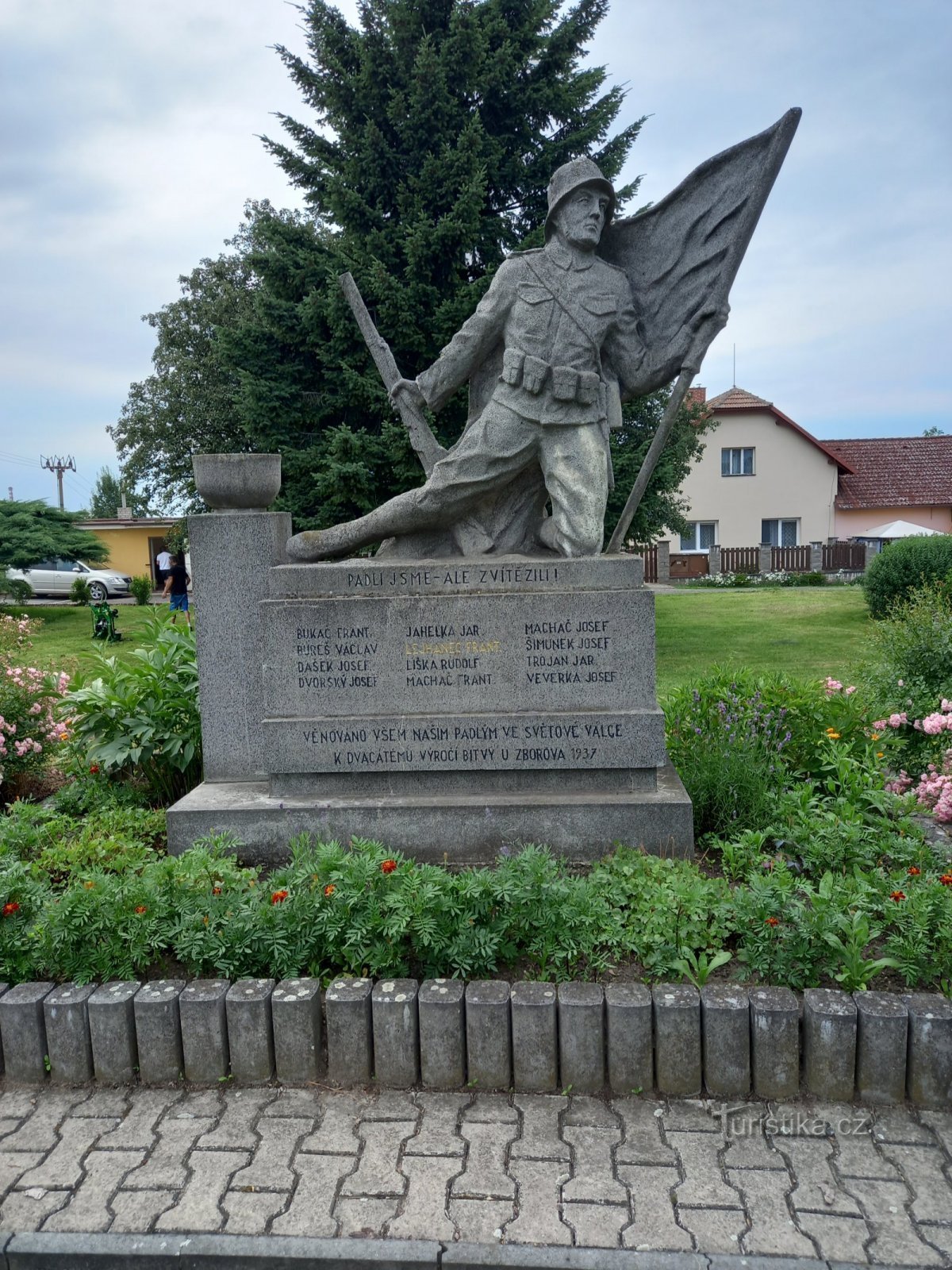 Памятник павшим в Буковине над Лабем