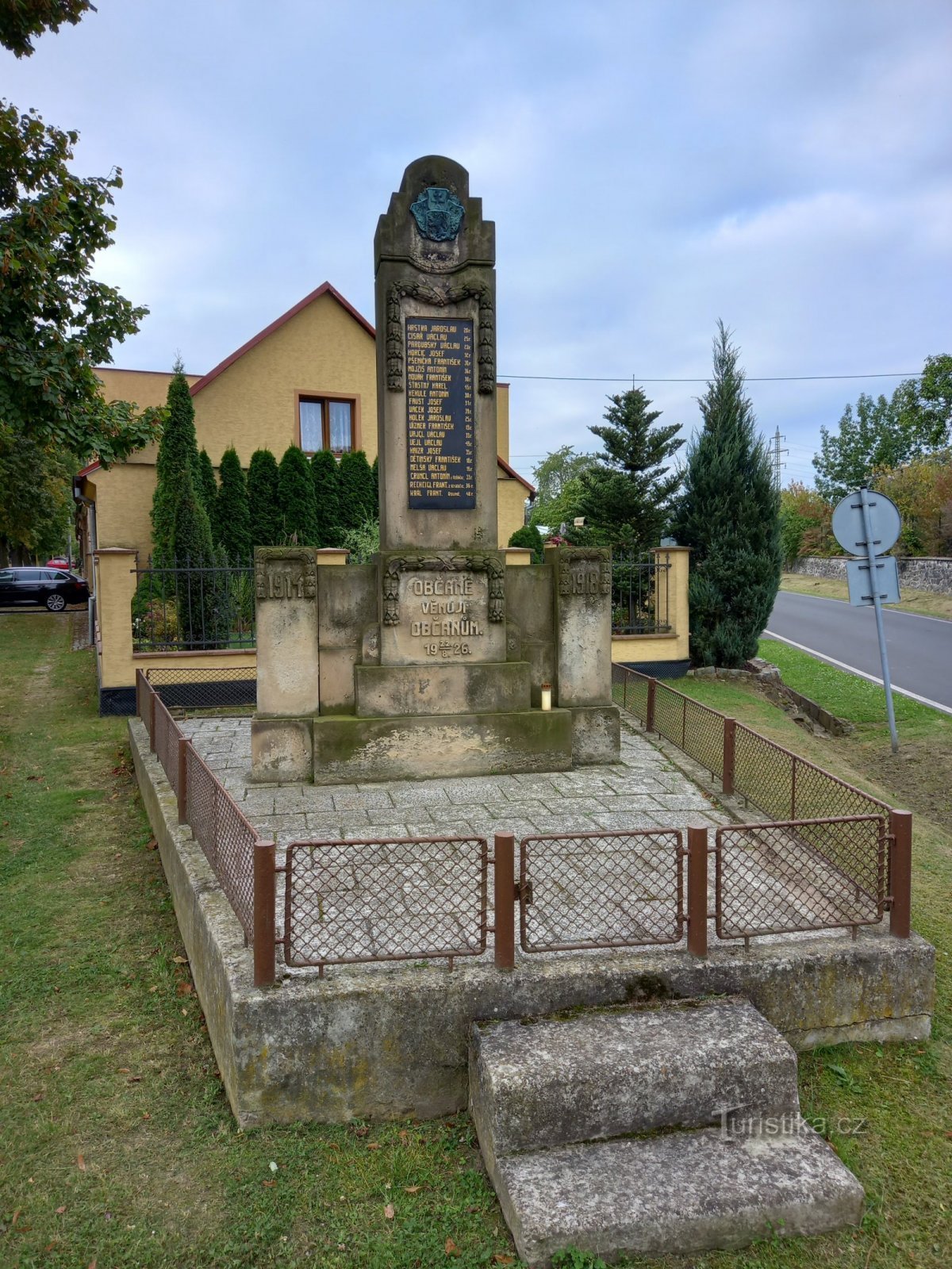 Monument voor de gevallenen in het dorp Rovné