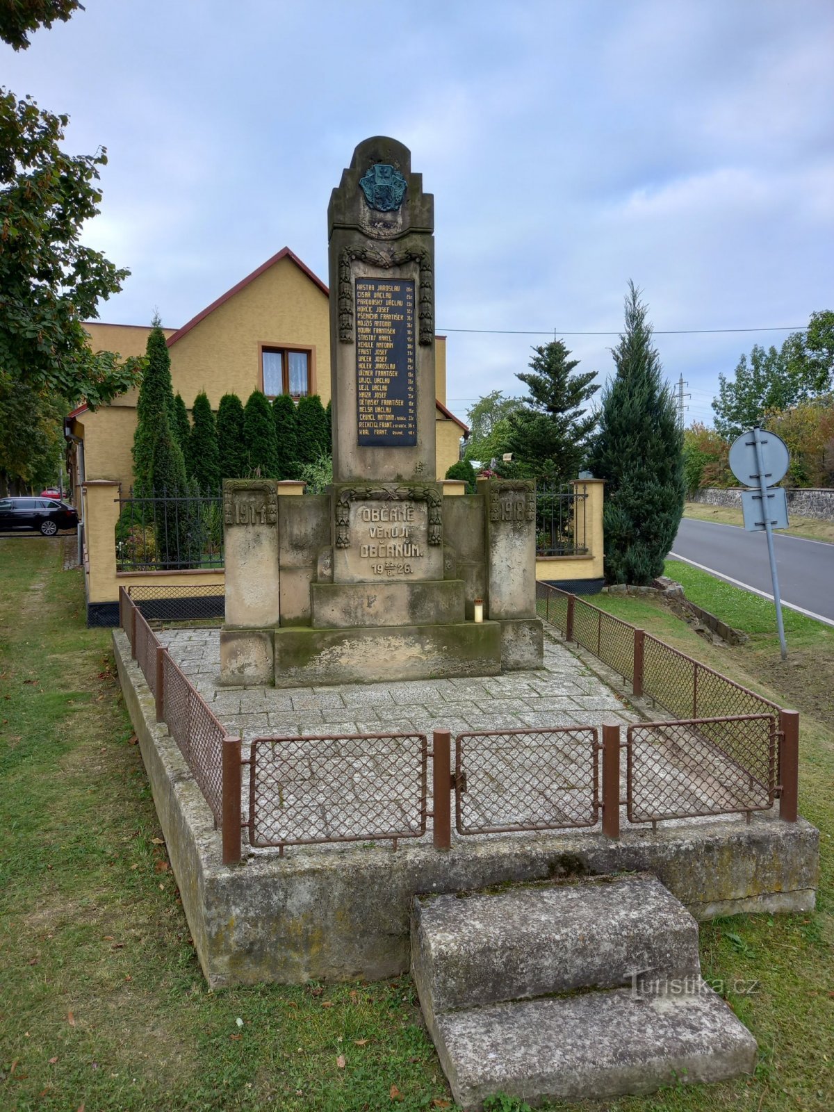 Monument aux morts dans le village de Rovné