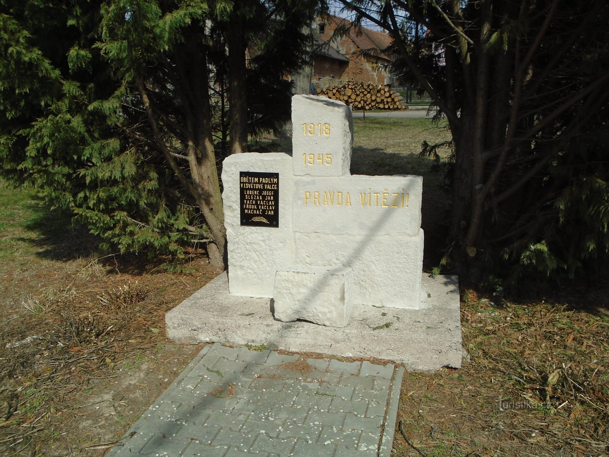 A két világháborúban elhunytak emlékműve (Libníkovice)