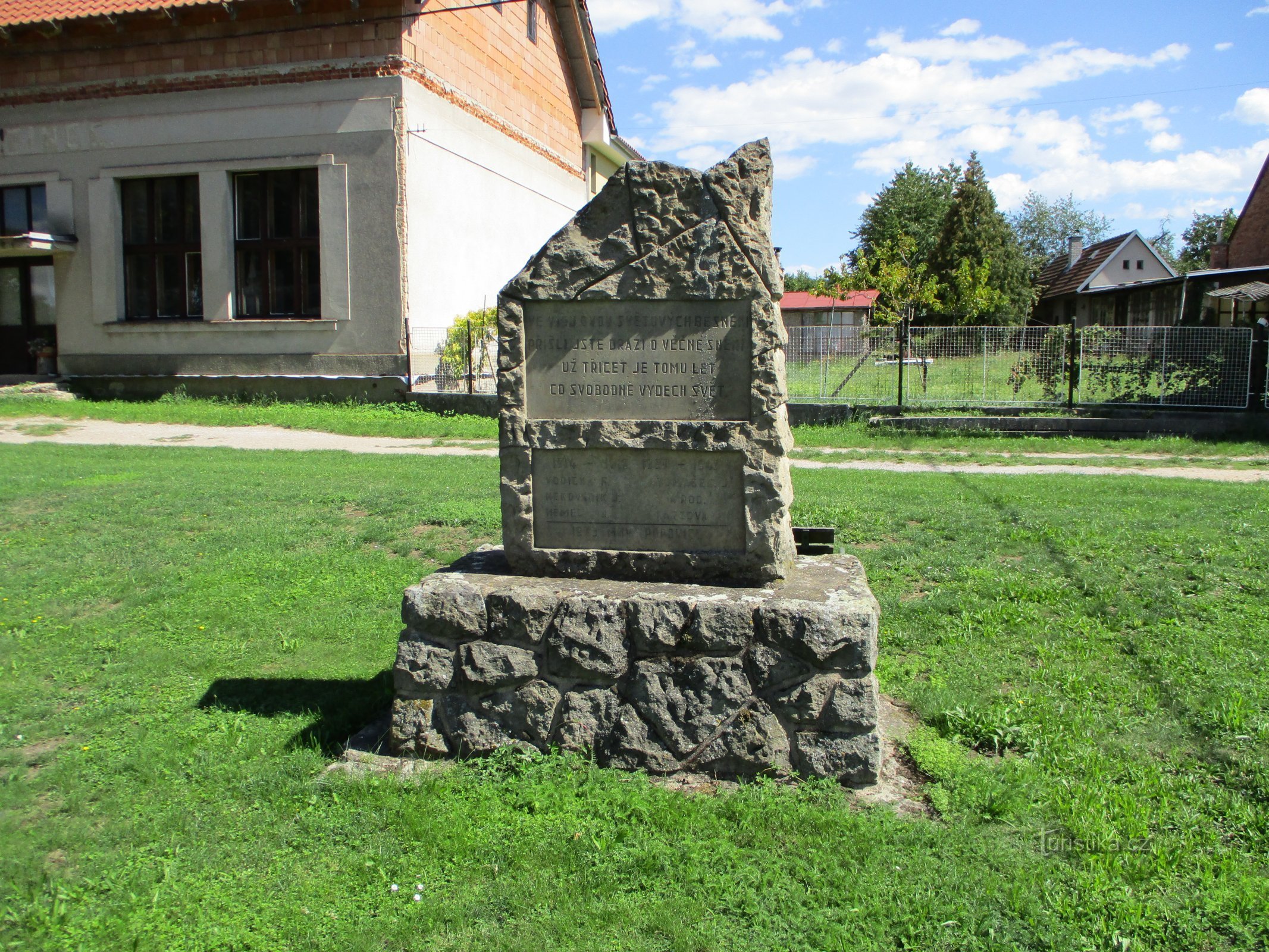 Molemmissa maailmansodissa kuolleiden muistomerkki (Popovice)
