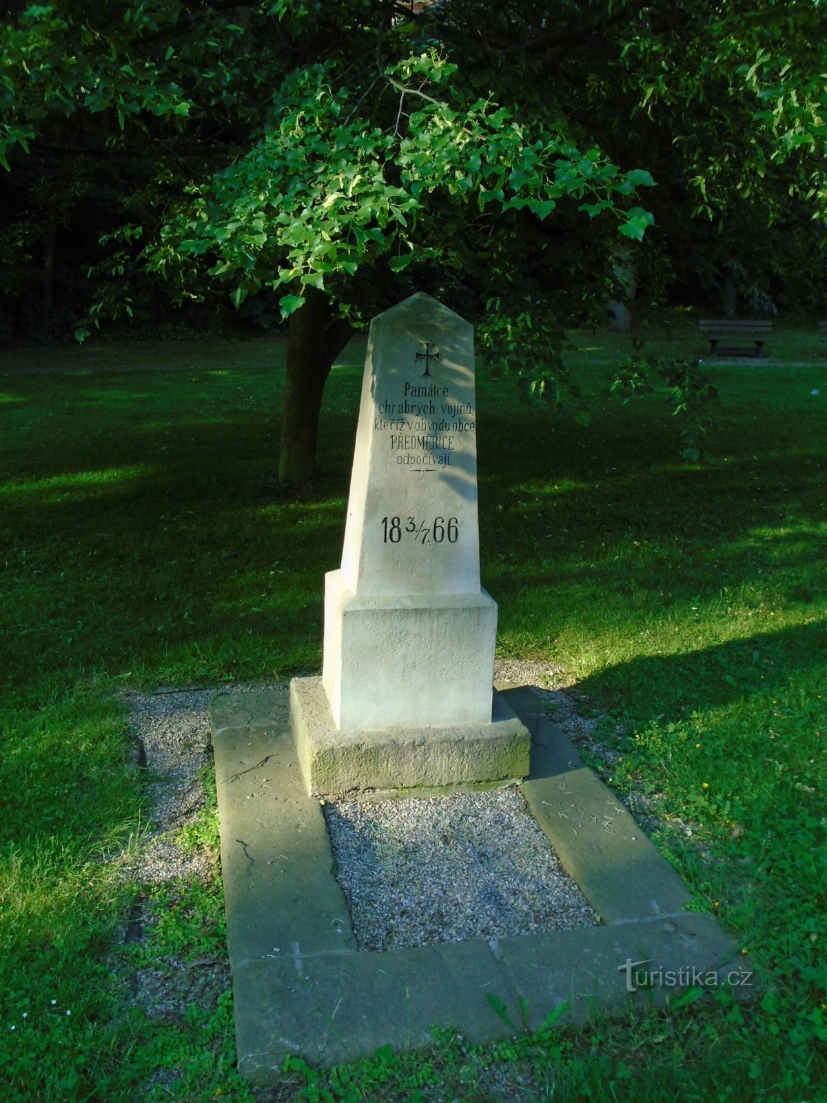 Muistomerkki Preussin ja Itävallan sodassa kuolleille Tyršové sadyssa (Předměřice nad Labem)