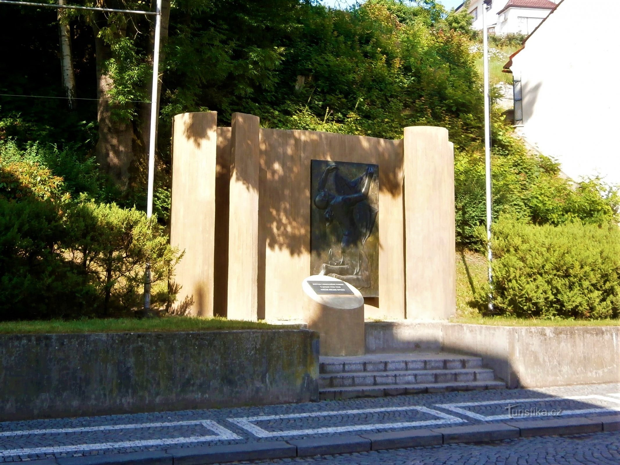 Monumento a los caídos en la Segunda Guerra Mundial (Úpice, 2 de julio de 6.7.2017)