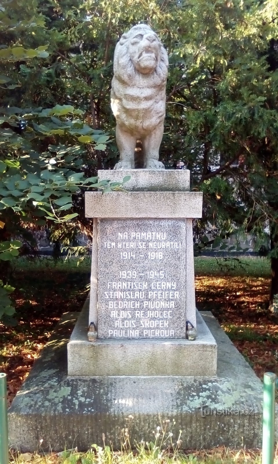 Monument voor degenen die zijn omgekomen in de wereldoorlogen in Kostomlaty nad Labem